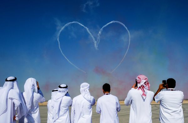 Выступление пилотажной группы на Международном авиационно-космическом салоне Dubai Airshow-2023 в Дубае - Sputnik Латвия