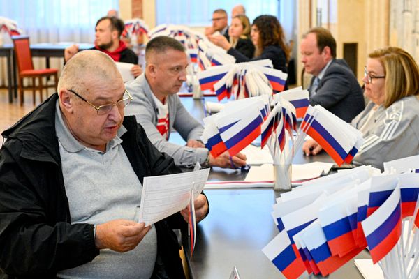 Голосование на выборах в Госдуму РФ в Минске, Белоруссия - Sputnik Латвия