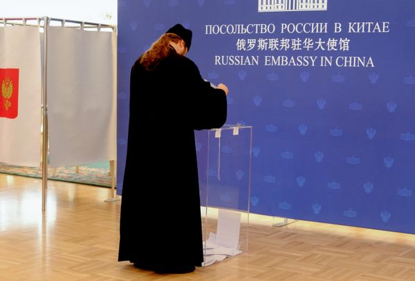 Голосование на выборах депутатов Госдумы в Китае - Sputnik Латвия