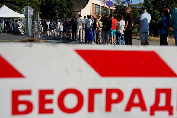 Желающие проголосовать на выборах в Госдуму РФ в одной из школ Белграда, Сербия. - Sputnik Латвия