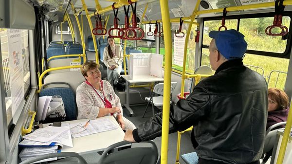 Мобильный участок голосования Избирательной комиссии Псковской области на границах с Эстонией и Латвией  - Sputnik Латвия