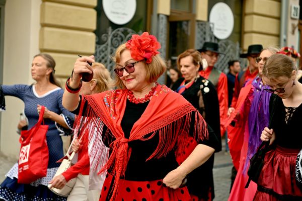 Жителей пригласили попробовать традиционные блюда, рассмотреть детали национальных костюмов, узнать про символику украшений. Жителей пригласили попробовать традиционные блюда, рассмотреть детали национальных костюмов, узнать про символику украшений. - Sputnik Латвия