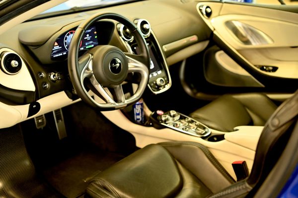Гости могли посидеть в эксклюзивных автомобилях, записаться на тест-драйвы, узнать о преимуществах, ценах и технических характеристиках автомобилей. - Sputnik Латвия