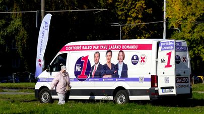 Активисты движения "Суверенная власть / Объединение младолатышей" устанавливают агитационную палатку перед выборами в Сейм Латвии