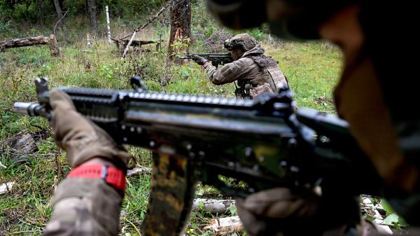 Боевое слаживание военнослужащих 83-й ОДШБр группировки войск Север на Сумском направлении СВО - Sputnik Латвия