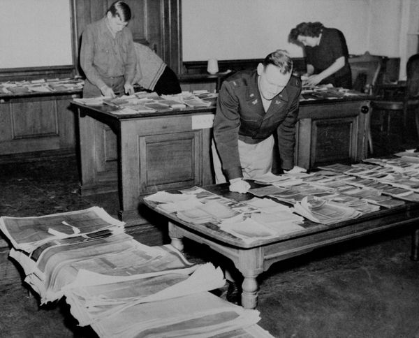 Фотокопии оригинальных документов,  используемых в качестве доказательств против нацистских военных  преступников в комнате документации здания суда - Sputnik Латвия