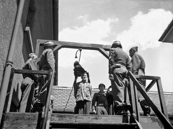 Подготовка к казни через повешение 74-летнего доктора Клауса Карла Шиллинга в Ландсберге 28 мая 1946 года. На суде его признали виновным в использовании 1200 узников концентрационного лагеря в Дахау для экспериментов с малярией - Sputnik Латвия