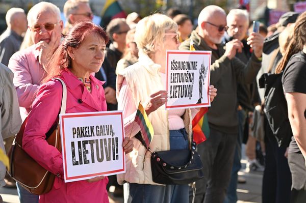 На протестах было задействовано более 240 сотрудников полиции, зафиксировано несколько инцидентов. Так, мужчина был задержан за незначительное нарушение общественного порядка, а женщина — за причинение насилия другой женщине. - Sputnik Латвия
