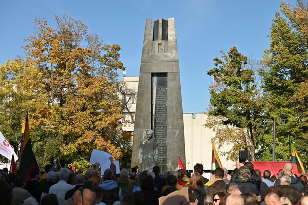 Более трехсот человек собрались на площади Винцаса Кудирки и протестовали против массовой иммиграции. - Sputnik Латвия