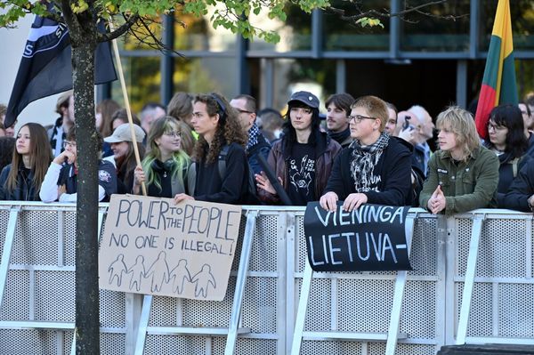 На другой стороне улицы более ста человек организовали контрпротест и выражали свое несогласие с вышеупомянутой акцией. - Sputnik Латвия