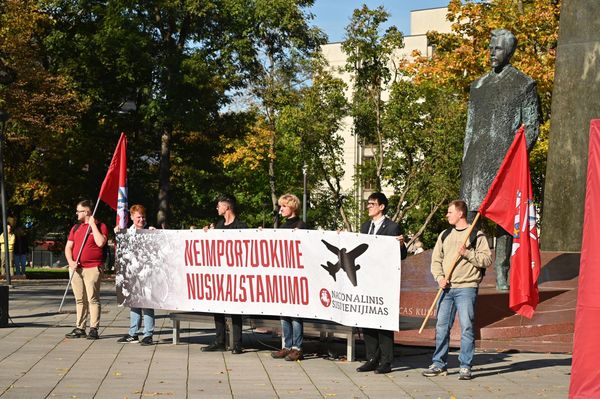 На фото: участники акции протеста против массовой иммиграции держат плакат с надписью: "Давайте не будем импортировать преступность". - Sputnik Латвия