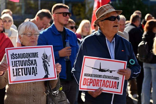 На фото: участники акции протеста против массовой иммиграции держат плакаты с надписями: "Сохраним литовскую Литву", "Иностранцам, преступившим закон, — депортация". - Sputnik Латвия