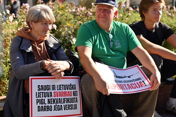 На фото: участники акции протеста против массовой иммиграции держат плакаты с надписями: "Безопасная и литовская Литва важне дешевой, неквалифицированной рабочей силы для бизнеса", "Иностранцам, преступившим закон, — депортация". - Sputnik Латвия