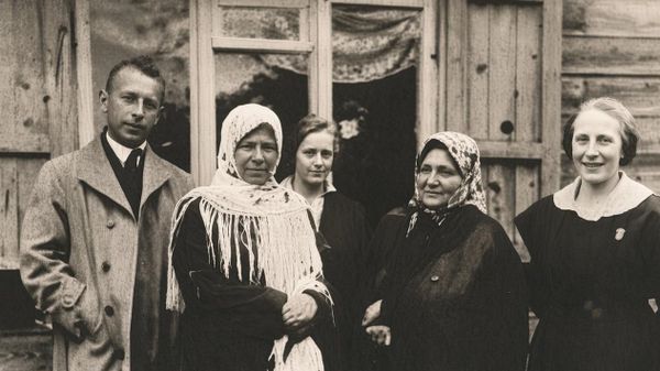 Иван Заволоко среди селян, 30-е годы XX века - Sputnik Латвия