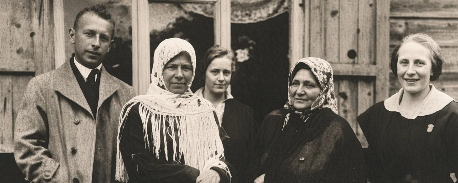Иван Заволоко среди селян, 30-е годы XX века - Sputnik Латвия, 1920, 06.10.2026