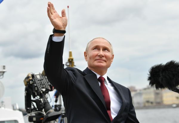 Президент РФ В. Путин принял участие в Главном военно-морском параде - Sputnik Латвия
