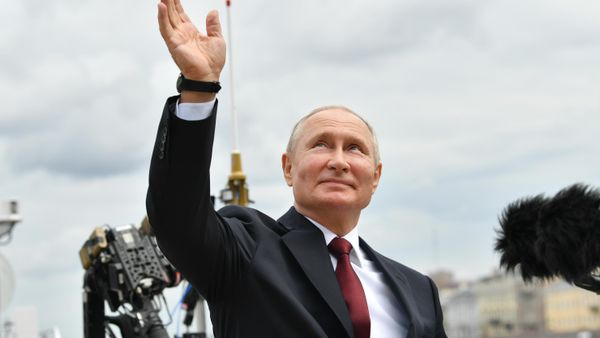 Президент РФ В. Путин принял участие в Главном военно-морском параде - Sputnik Латвия