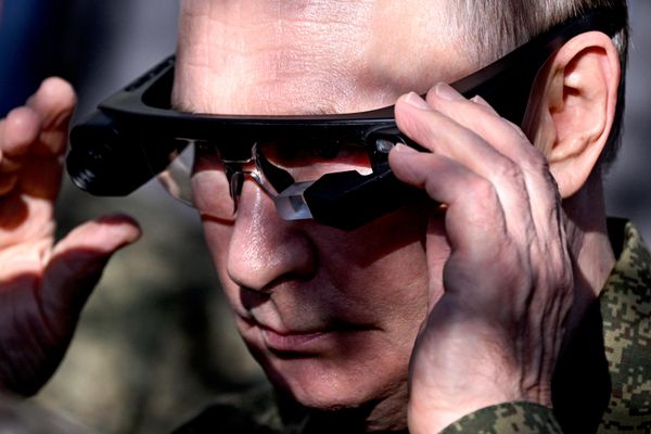 Президент РФ Владимир Путин примеряет тепловизионные очки Стрекоза - Sputnik Латвия