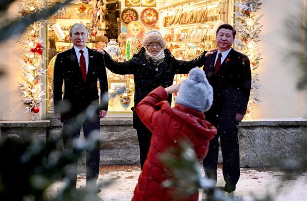 Турист фотографируется у фигур президента РФ Владимира Путина и председателя КНР Си Цзиньпина на Арбате - Sputnik Латвия