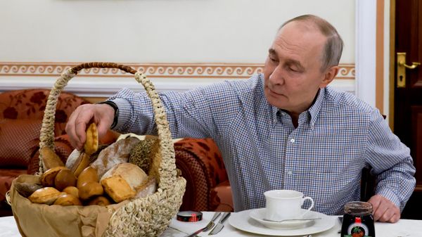 Президент РФ Владимир Путин получил выпечку из подмосковной пекарни Машенька - Sputnik Латвия