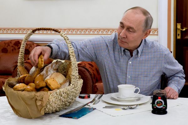 Президент РФ Владимир Путин получил выпечку из подмосковной пекарни Машенька - Sputnik Латвия