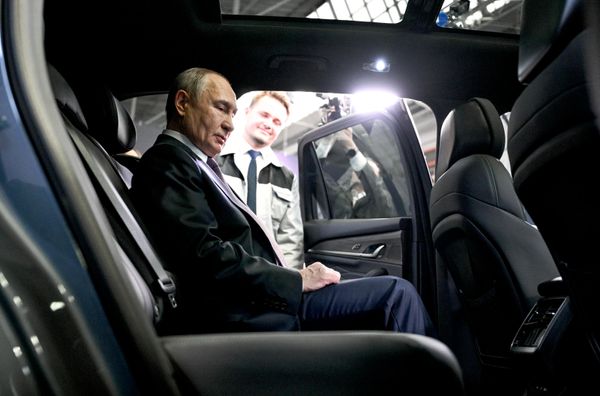 Президент РФ Владимир Путин во время осмотра Нижегородского автомобильного кластера - Sputnik Латвия