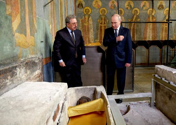 Президент РФ Владимир Путин у саркофага с мощами святого князя-воина Дмитрия Донского - Sputnik Латвия
