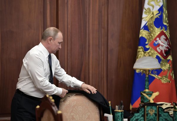 Избранный президент РФ Владимир Путин в рабочем кабинете перед церемонией инаугурации в Кремле - Sputnik Латвия