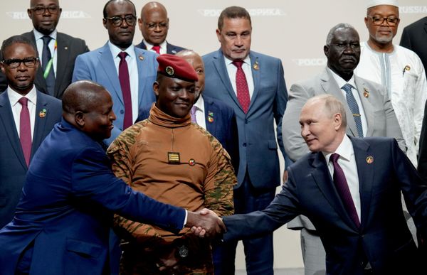 Совместное фотографирование президента РФ В. Путина с главами делегаций - участниками II Саммита Россия - Африка - Sputnik Латвия