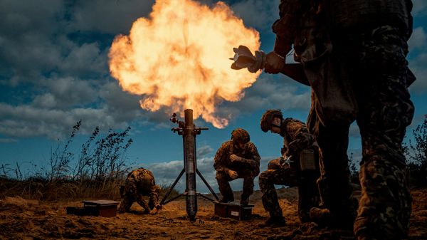 Латвийские военнослужащие отрабатывают стрельбу из миномета - Sputnik Латвия