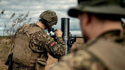 Латвийские военнослужащие из механизированной пехотной бригады отрабатывают стрельбу из миномета