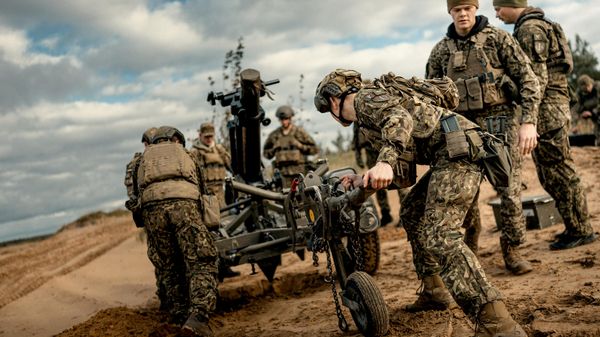 Латвийские военнослужащие из механизированной пехотной бригады отрабатывают стрельбу из миномета - Sputnik Латвия