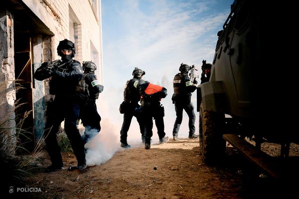 Специальный оперативный батальон Госполиции по пресечению беспорядков, конечно, разобрался в ситуации - Sputnik Латвия