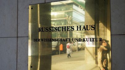 Табличка на здании "Русского дома" в Берлине