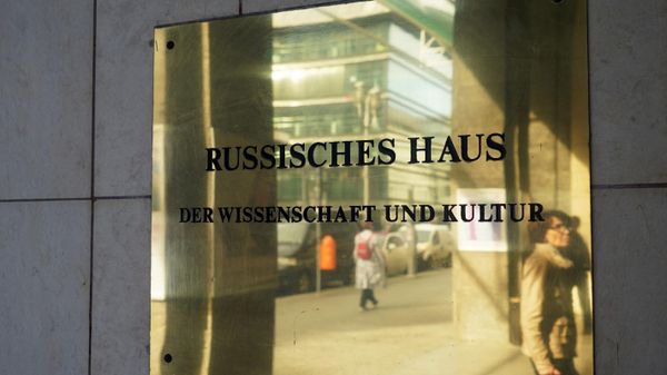 Табличка на здании Русского дома в Берлине - Sputnik Латвия