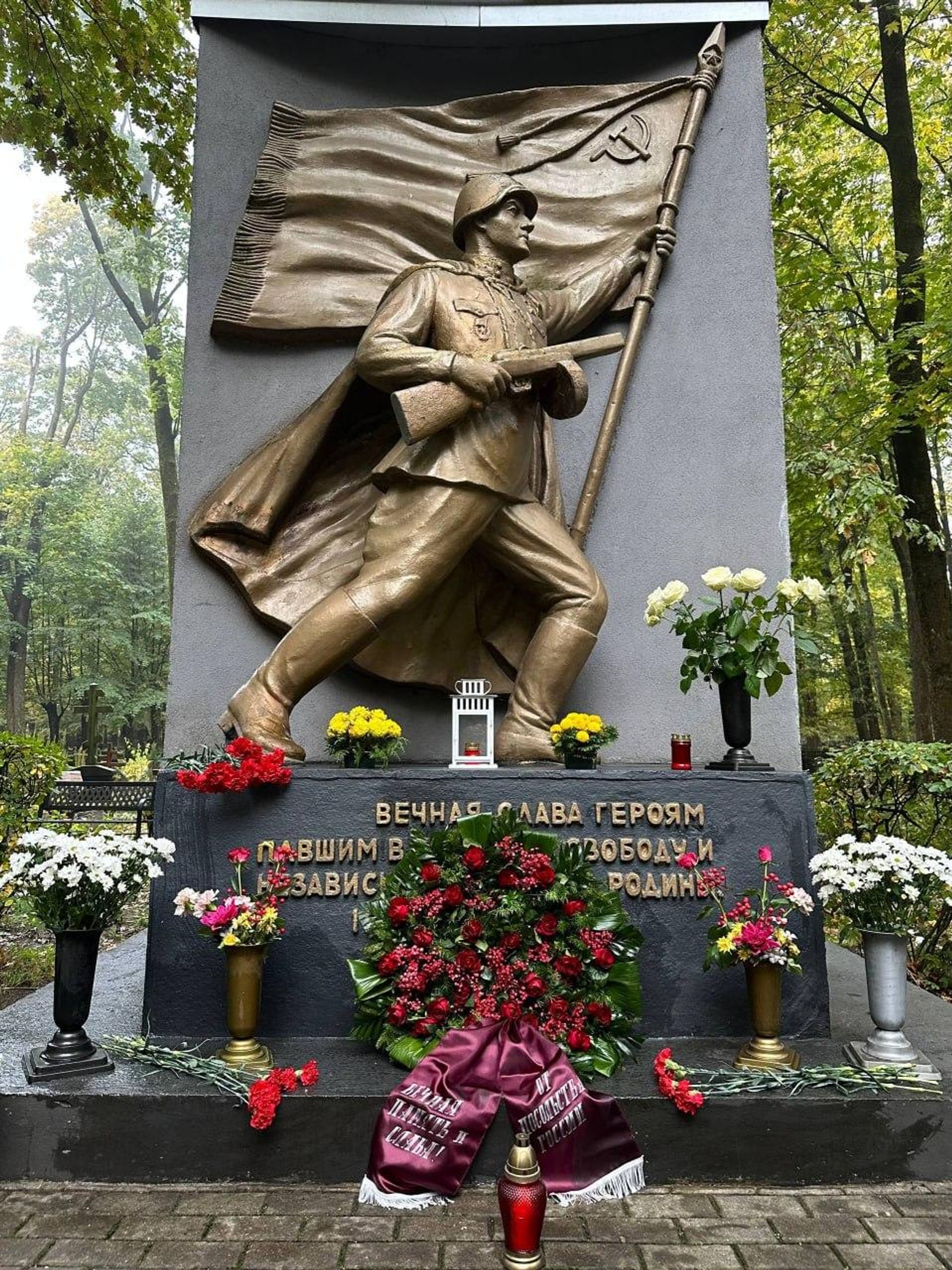Дипломаты РФ возложили цветы по случаю 82-й годовщины со дня освобождения Риги - Sputnik Латвия, 1920, 13.10.2026