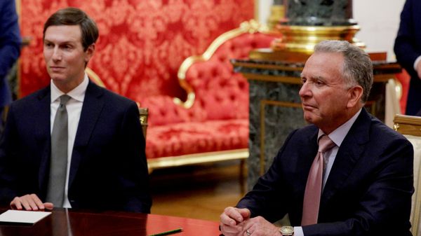 Спецпосланник президента США Стивен Уиткофф (справа) и зять президента США Джаред Кушнер - Sputnik Латвия
