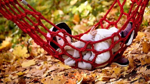 Девочка во время прогулки в парке, Москва, Россия - Sputnik Латвия