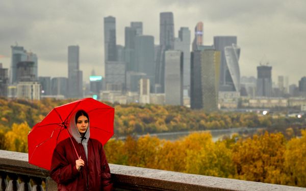 Девушка на смотровой площадке на Воробьевых горах в Москве - Sputnik Латвия