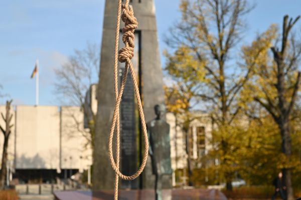 Митингующие пытались обратить на себя внимание с помощью необычных инсталляций.  - Sputnik Латвия