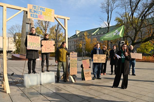 Организаторы установили виселицу на площади Кудирки, и двое участников с петлями на шее встали на ледяные кубы, которые начали на солнце таять. - Sputnik Латвия