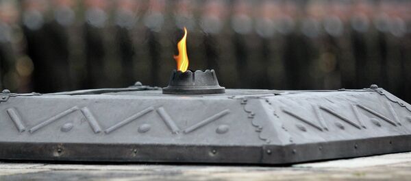 Вечный огонь на братском кладбище Вечный огонь на братском кладбище - Sputnik Латвия