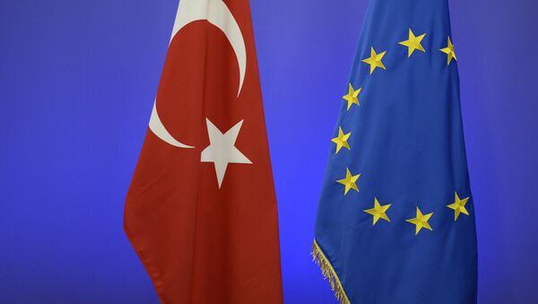 Turcijas un ES karogi. Foto no arhīva - Sputnik Latvija