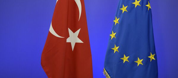 Флаги Турции и ЕС накануне саммита в Брюсселе Флаги Турции и ЕС накануне саммита в Брюсселе - Sputnik Latvija