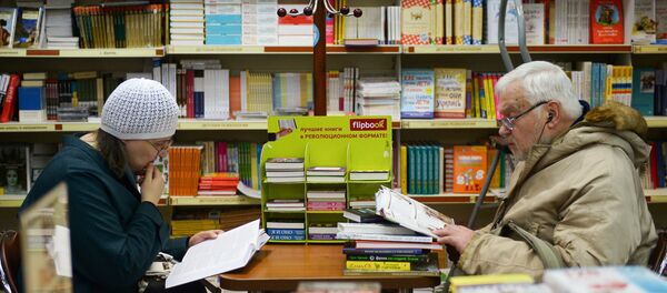 В книжном магазине. Архивное фото В книжном магазине. Архивное фото - Sputnik Латвия