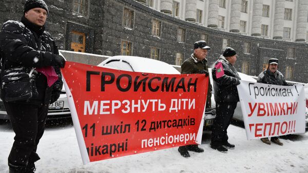 Жители Украины проводят пикет около здания кабинета министров в Киеве с требованием включить отопление в городах страны - Sputnik Латвия