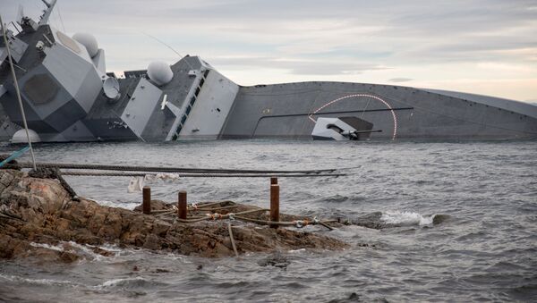 Фрегат Хельге Ингстад после столкновения с танкером у берегов Норвегии. 13 ноября 2018 - Sputnik Латвия