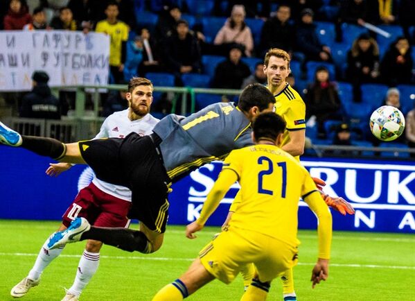 Вратарь сборной Казахстана Ненад Эрич отбивает мяч в матче Лиги наций против Латвии, Астана, 15 ноября 2018 года - Sputnik Латвия