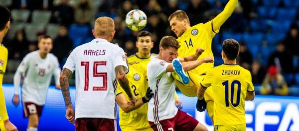 Футболисты сборных Казахстана и Латвии в матче Лиги наций, Астана, 15 ноября 2018 года - Sputnik Латвия