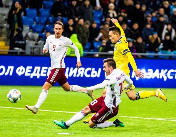 Игроки сборных Латвии и Казахстана в матче Лиги наций, Астана, 15 ноября 2018 года - Sputnik Латвия